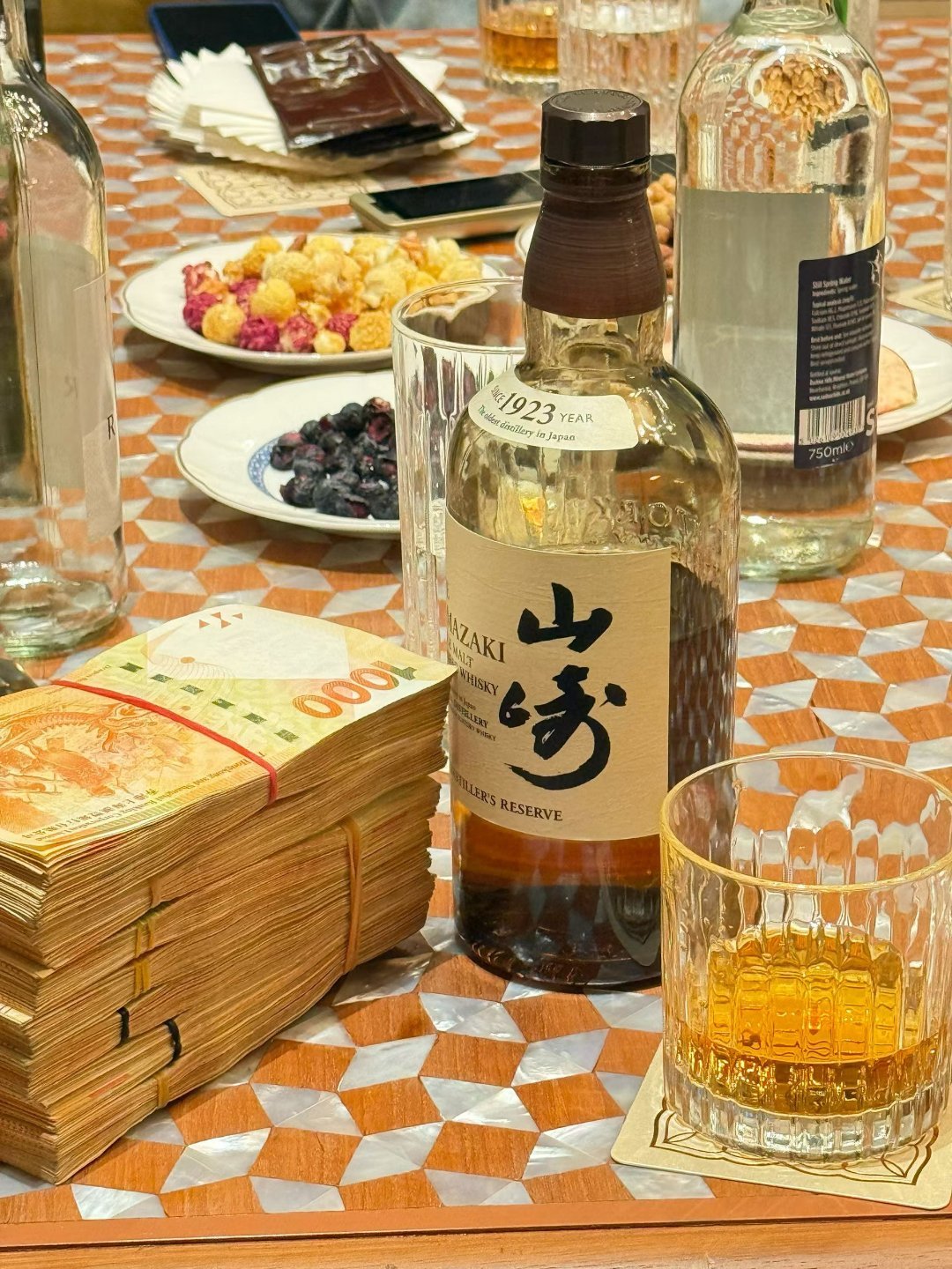 A股：夜间消息面汇总。第一，阿里和腾讯正和Deepseek谈融资合作，阿里巴巴夜