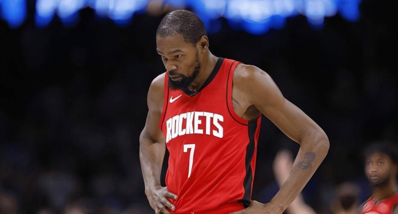 火箭爆冷输给大残阵勇士，看一下首发阵容对位，除了杜兰特这个点，火箭其他位置几乎被