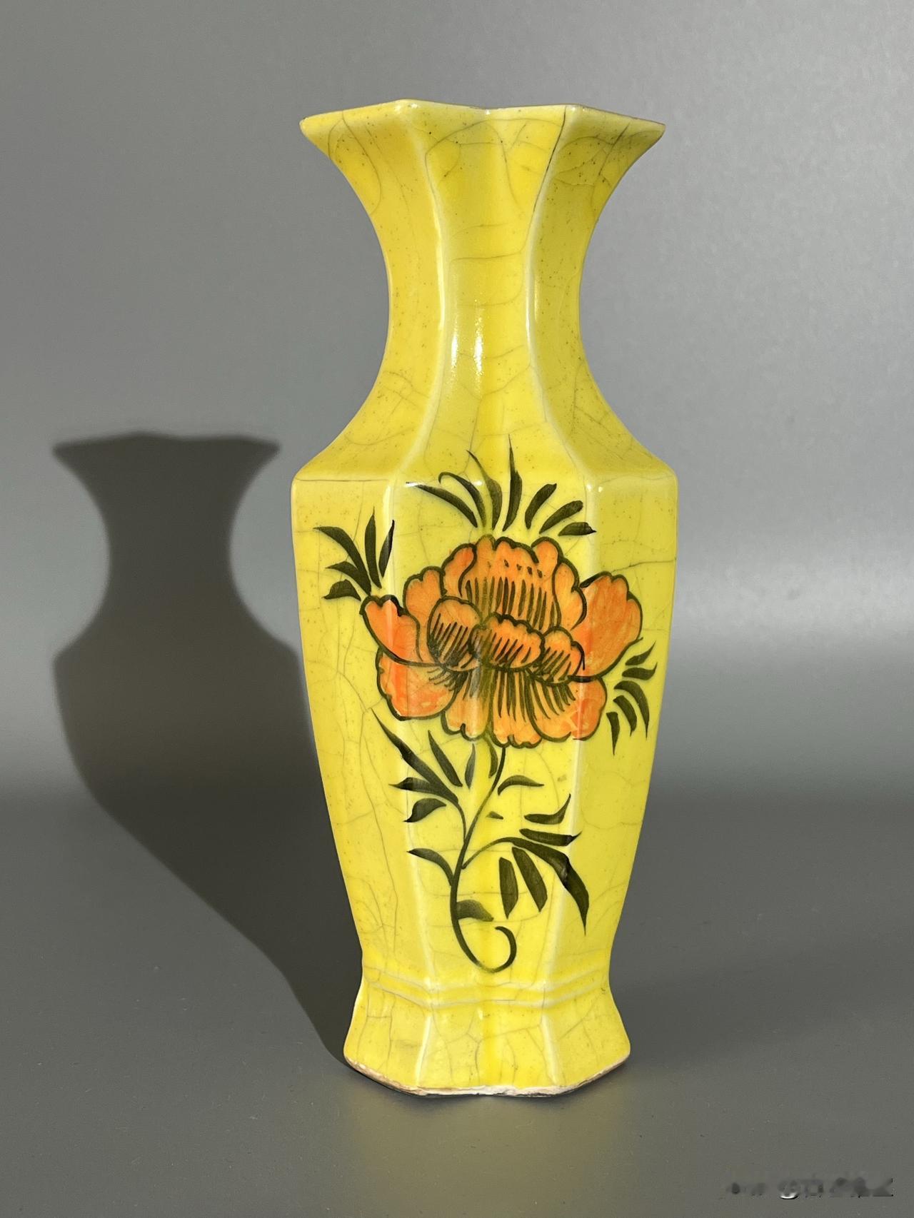 柴窑名窑图鉴·第1期｜黄釉开片童子花卉六方瓶：松烟黄釉，古意盎然
 
每一座柴窑