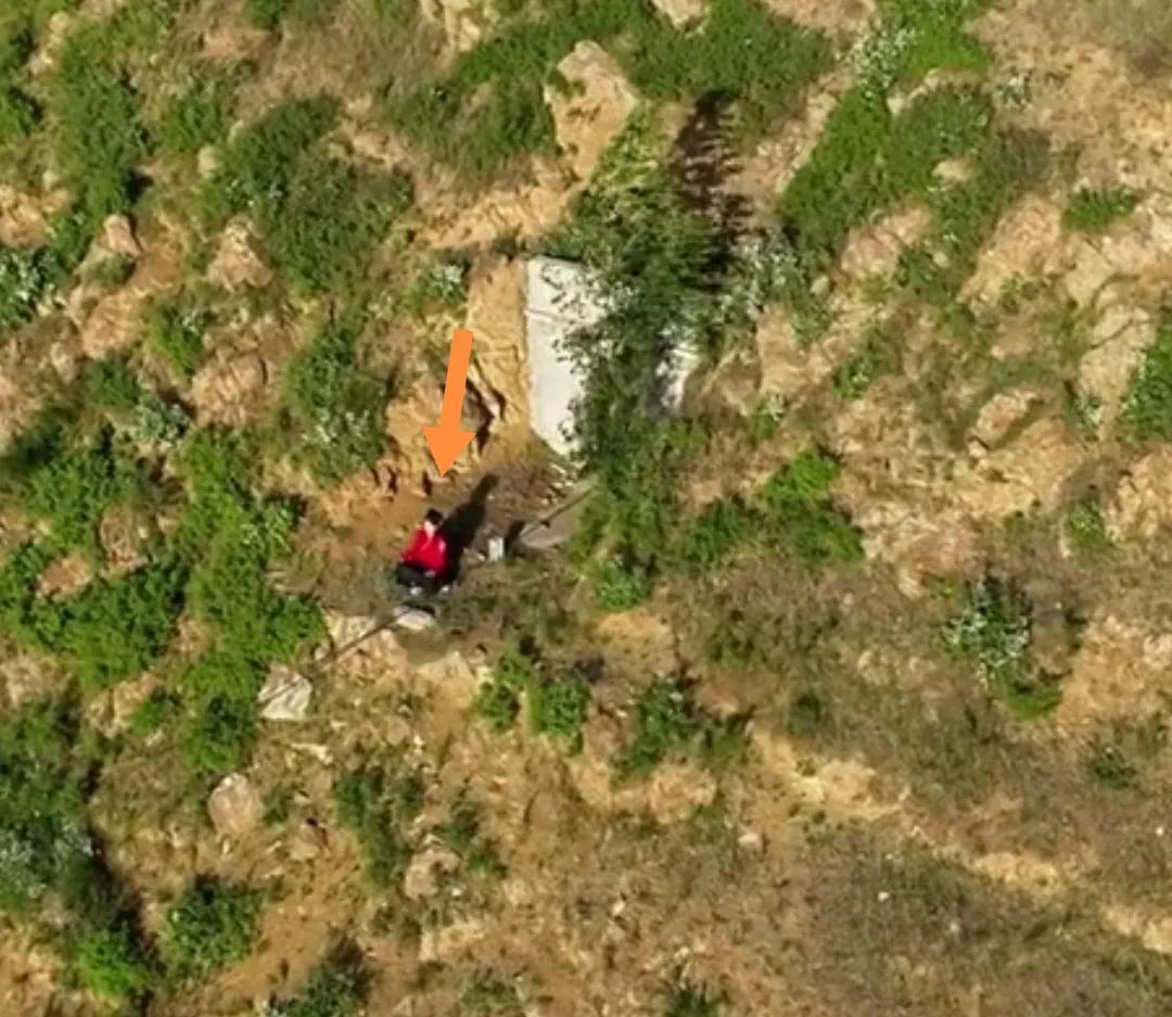 山中一穿红衣人盘腿而坐。