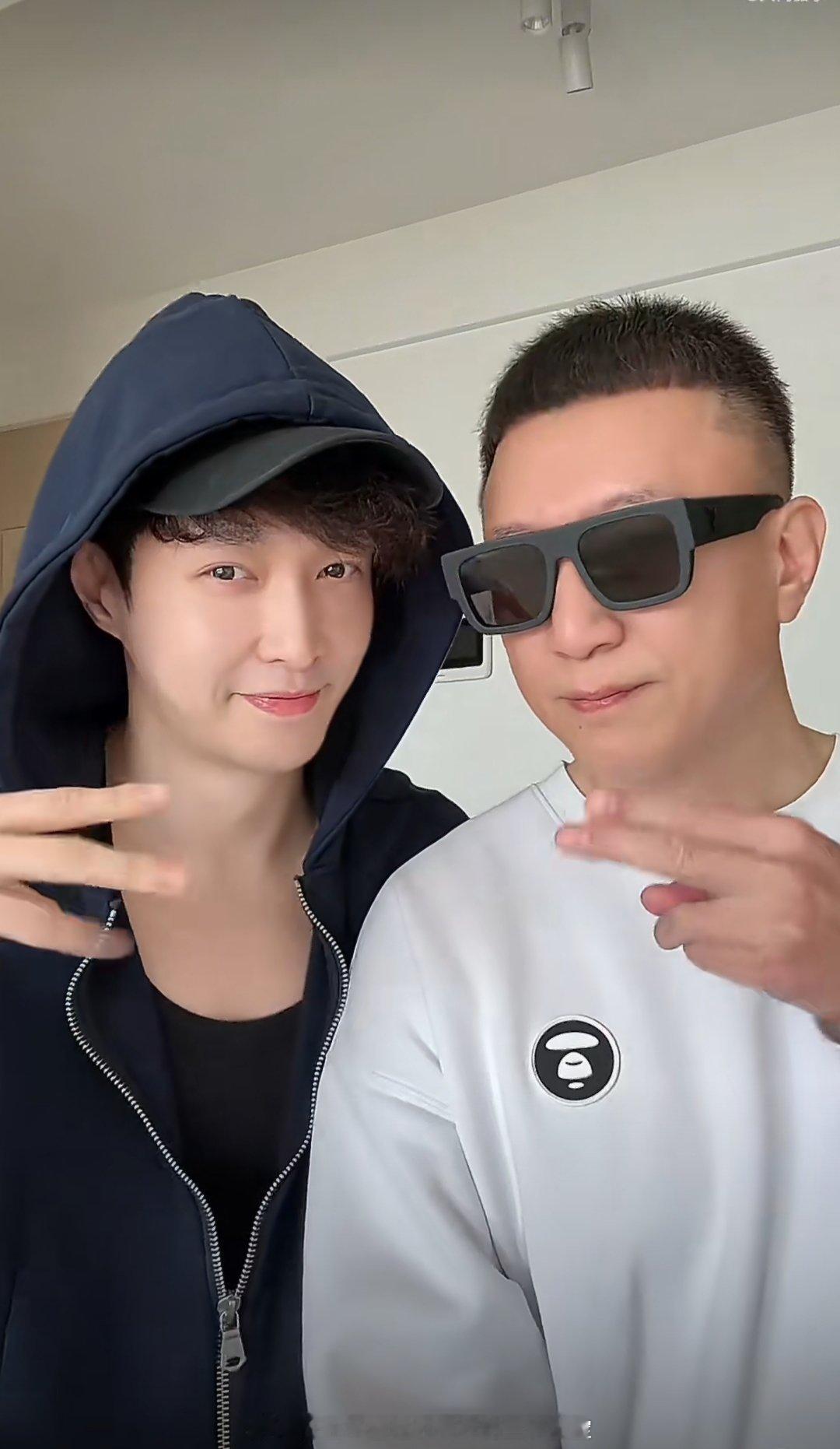 张艺兴孙红雷同框跳手势舞希望这样的同框再多一些！看不够根本看不够！ 