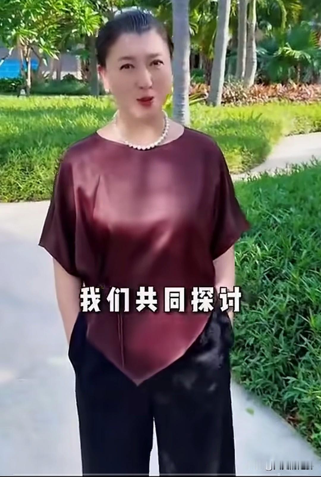 我今天好奇怪，你猜我刷到谁了？我竟然刷到酸黄瓜了，奇怪了我咋刷到她了呢？是不是平