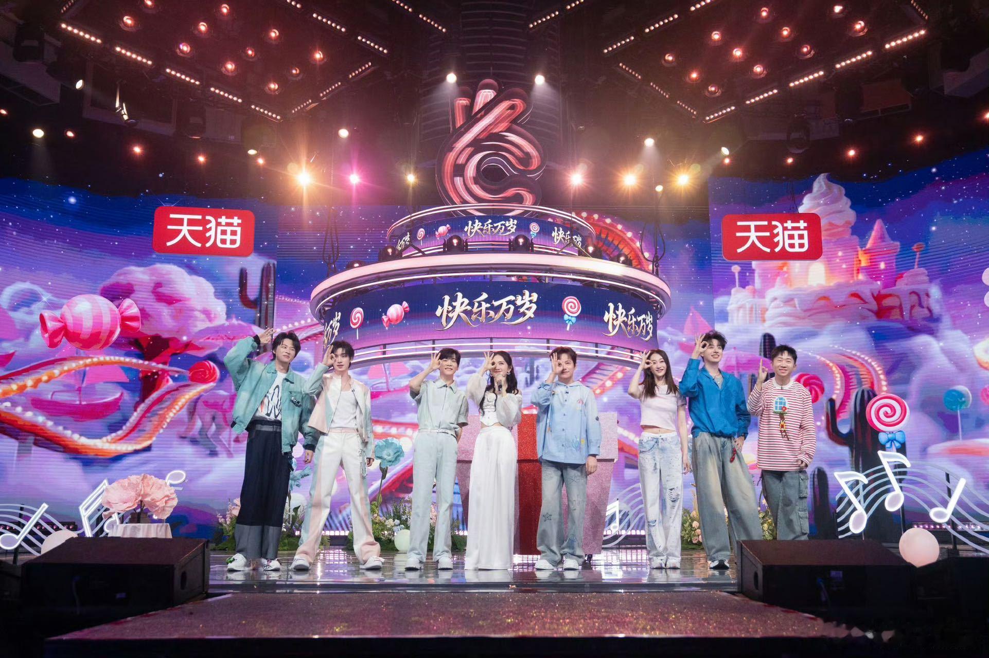 谢娜今晚有好消息宣布 一边乘风竞演直播，一边亮相好六综艺，连晒出的片场合照都暖意