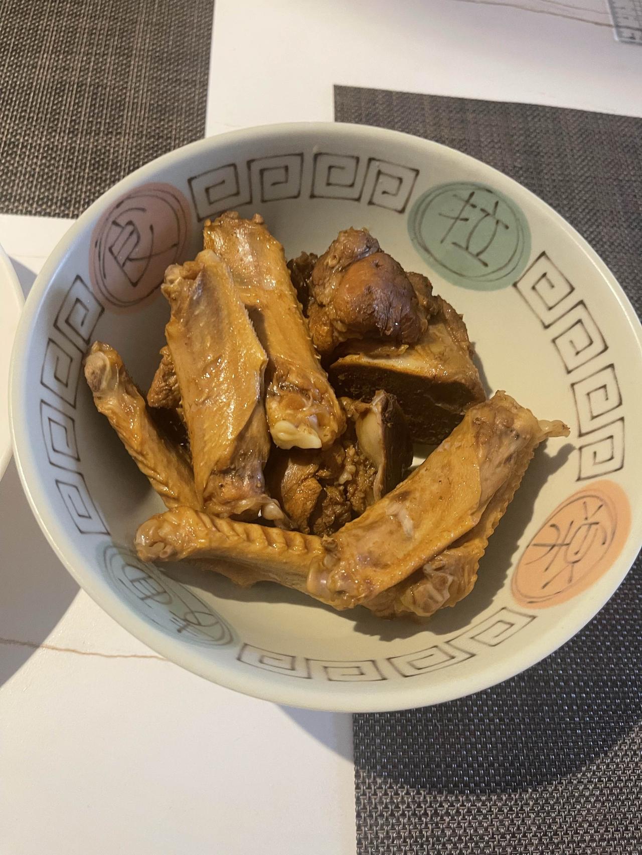 夏天适合吃卤菜，推荐沃尔玛的卤料，简单还美味。 如果一边看着赚钱的股票，一边吃，