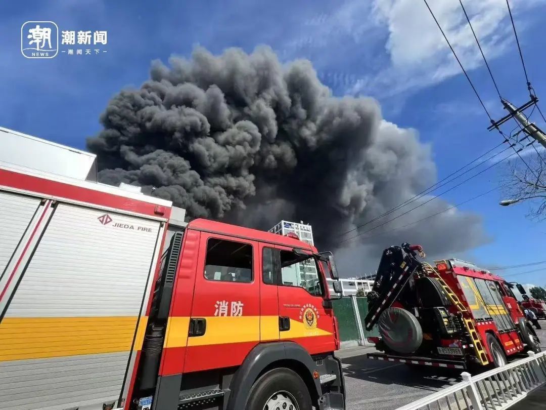 #杭州火灾#【杭州德胜东路一厂房起火，现场无人员伤亡】7月19日上午，潮新闻接到