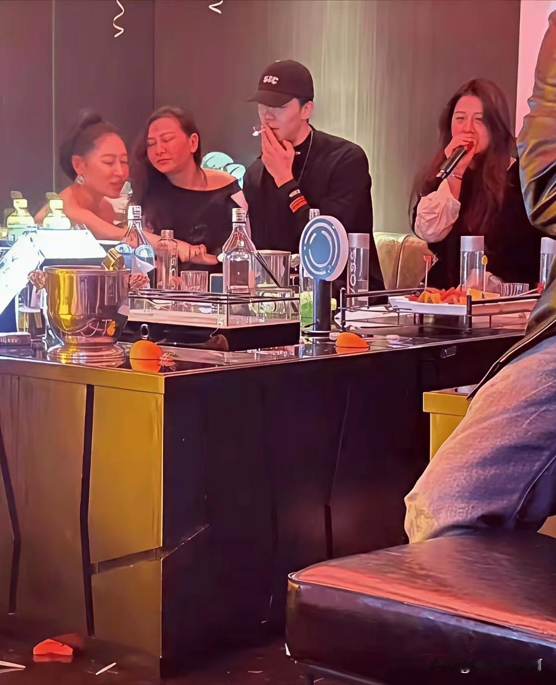 有人说这是郭昊文，真的假的啊？
照片有点模糊还有角度问题看的不是很清楚，不过就算