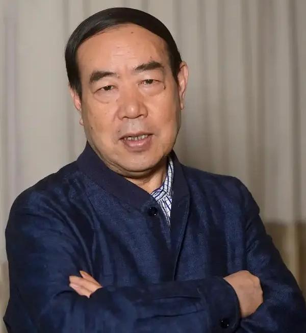 原来老贾对付舆情早有心得——当年《延河》换掉毛体字，就是装“鸵鸟” 躲过一劫的！