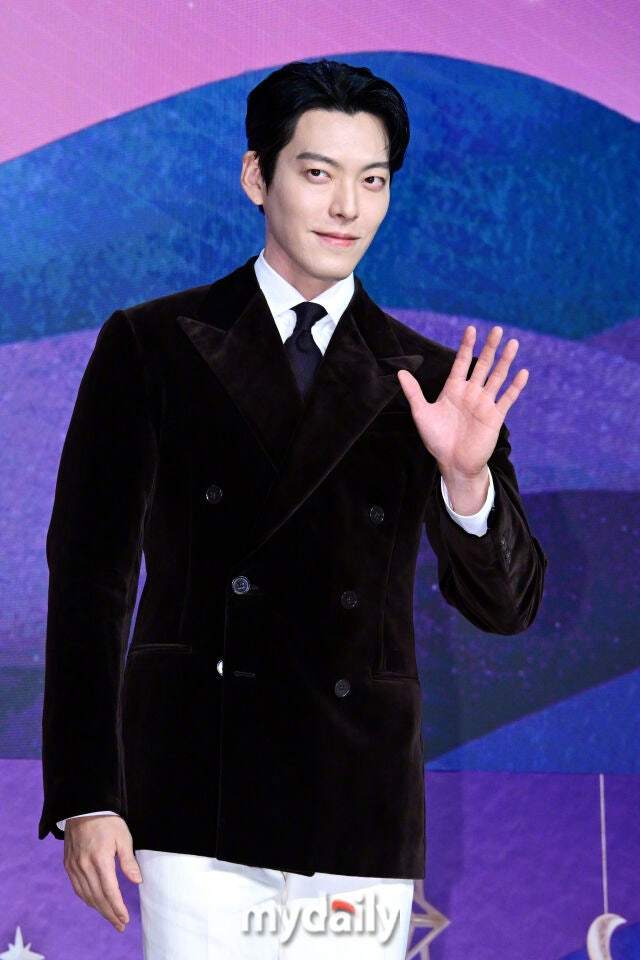 金宇彬[超话] 有望出演tvN新剧Gift 男主角。金宇彬饰演高中棒球部教练郑民