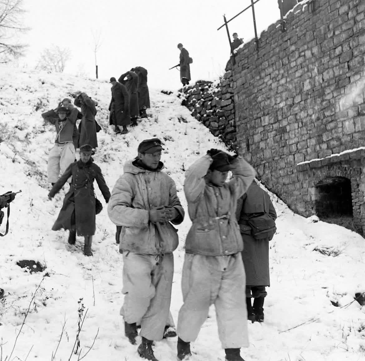 【来自投稿】1945年1月20日 美军第二装甲师在比利时俘获一支德军小分队 