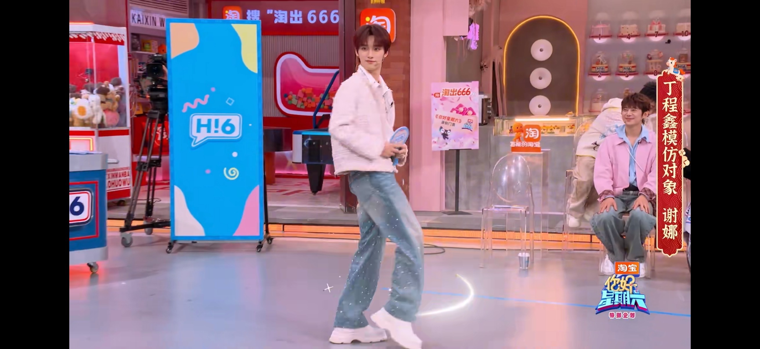 丁程鑫模仿到谢娜的精髓好六街丁程鑫模仿谢娜唱《对你爱不完》，各种眼神动作小表情精