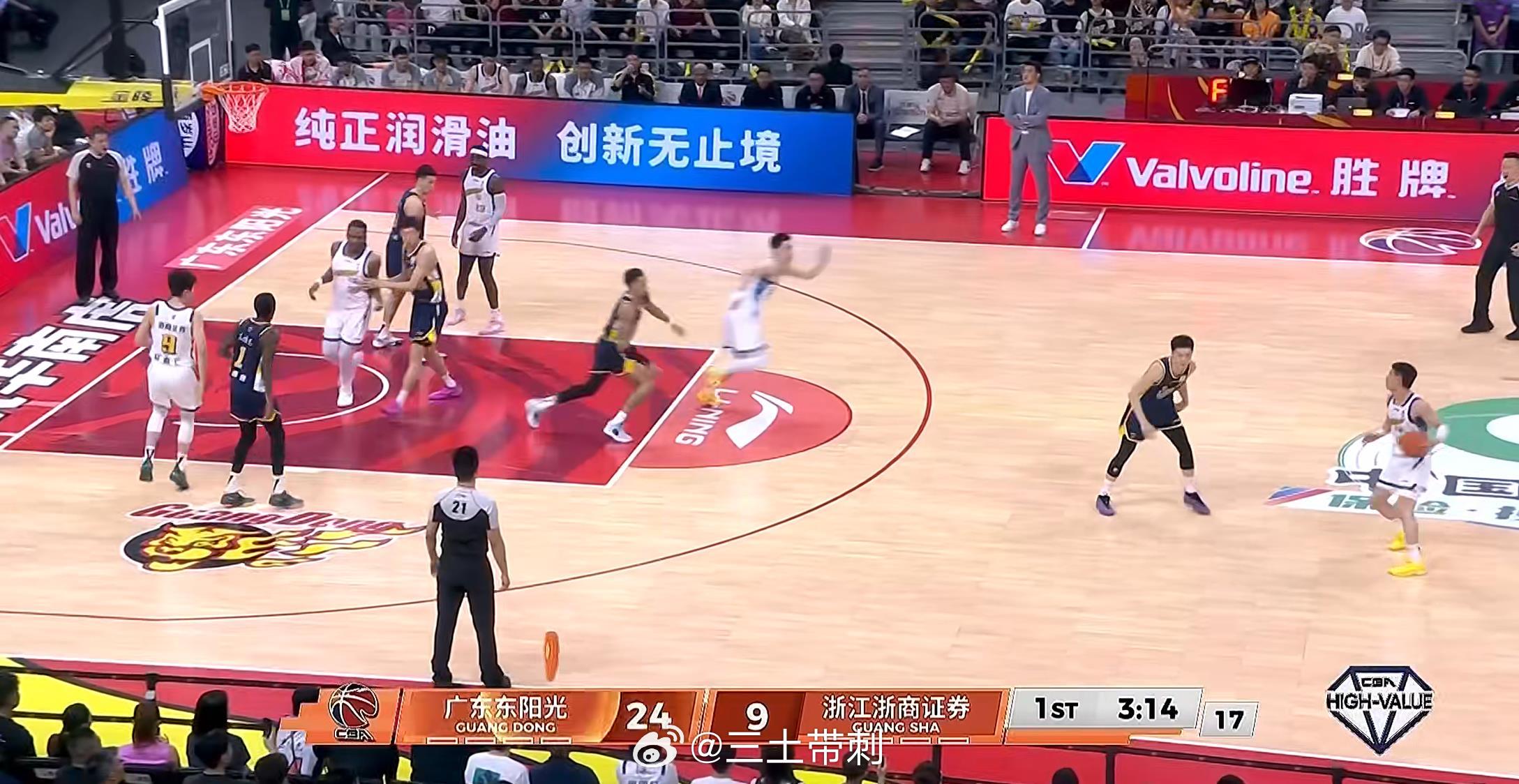 广东男篮vs广厦男篮 广厦连续两场开局都稀碎，不过萨林杰伤了！ 