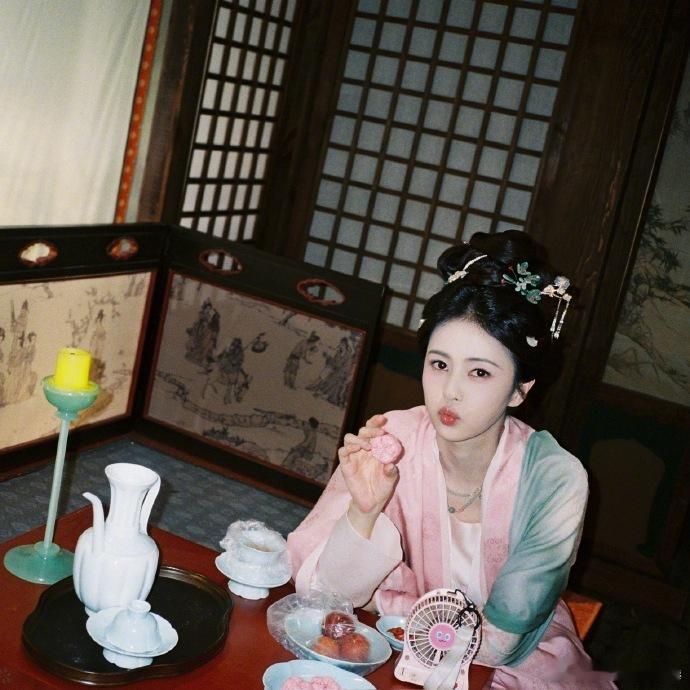 白鹿叶璃六一营业图 六一被白鹿的叶璃九宫格美晕了，古装造型娇俏灵动，片场花絮又甜