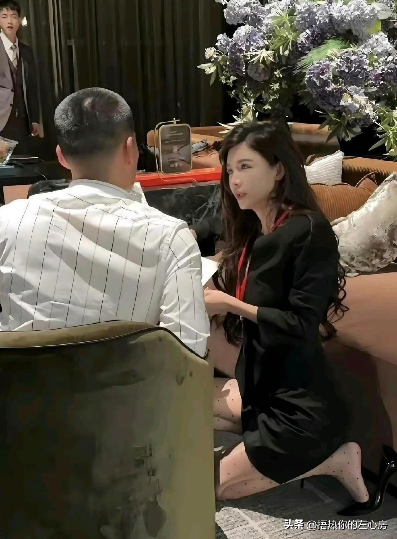 什么是顶级销售？表情、姿势、穿搭都是细节，最后唔嘴一笑情绪价值拉满了！最让你心动