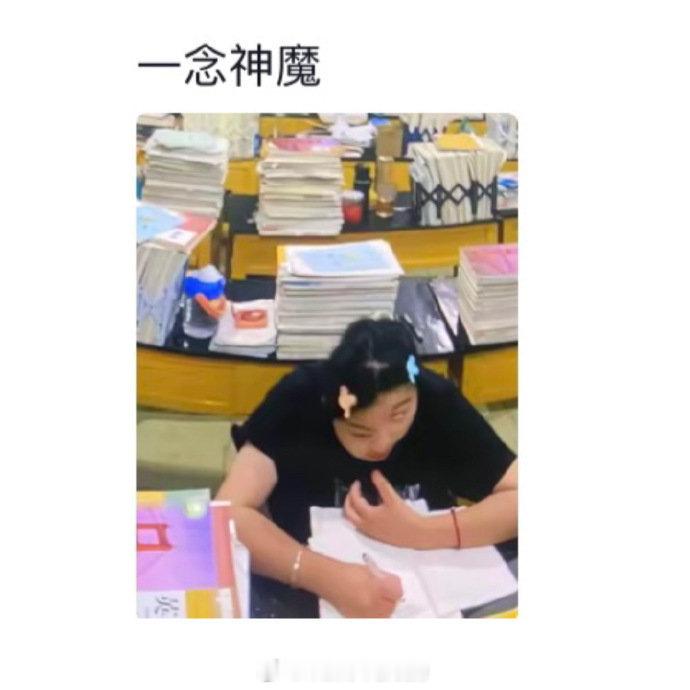 没人能逃过班主任的镜头 
