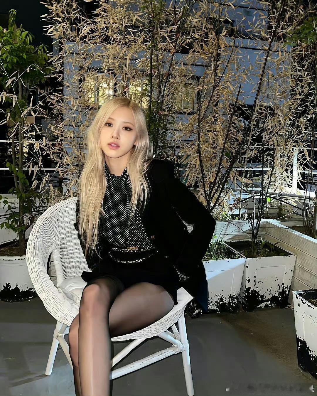 朴彩英也给Jennie打码了朴彩英黑丝拍摄 ​​​