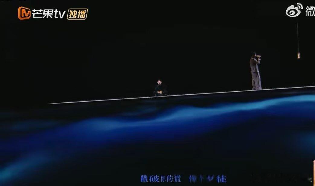 糟了被林宥嘉周兴哲带酒吧了 林宥嘉与周兴哲莫不是把舞台当酒吧嗨了，微醺状态像两个