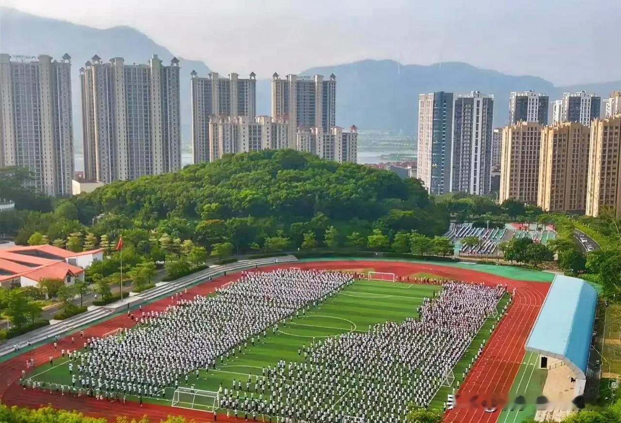 今天孩子回来说，高中会全漳州十校联考。
所谓十校联考，就是每次的期中考试成绩都会