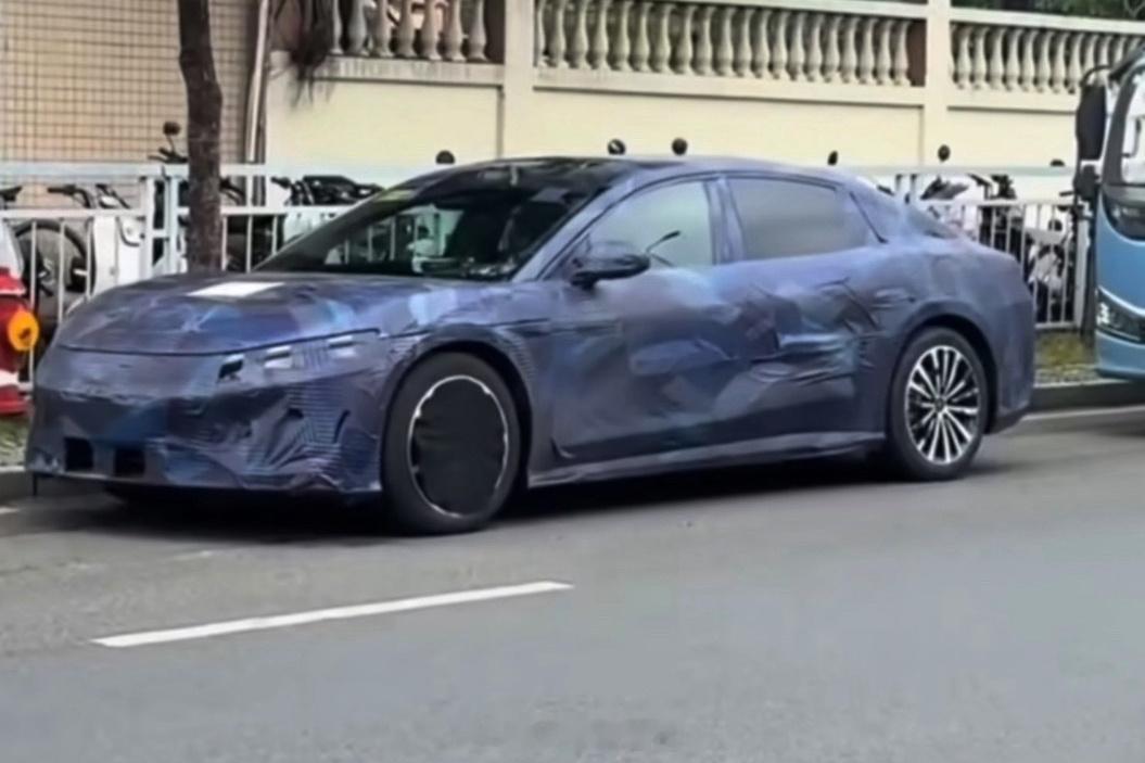 厉害的网友发来疑似比亚迪大汉在路试中。 