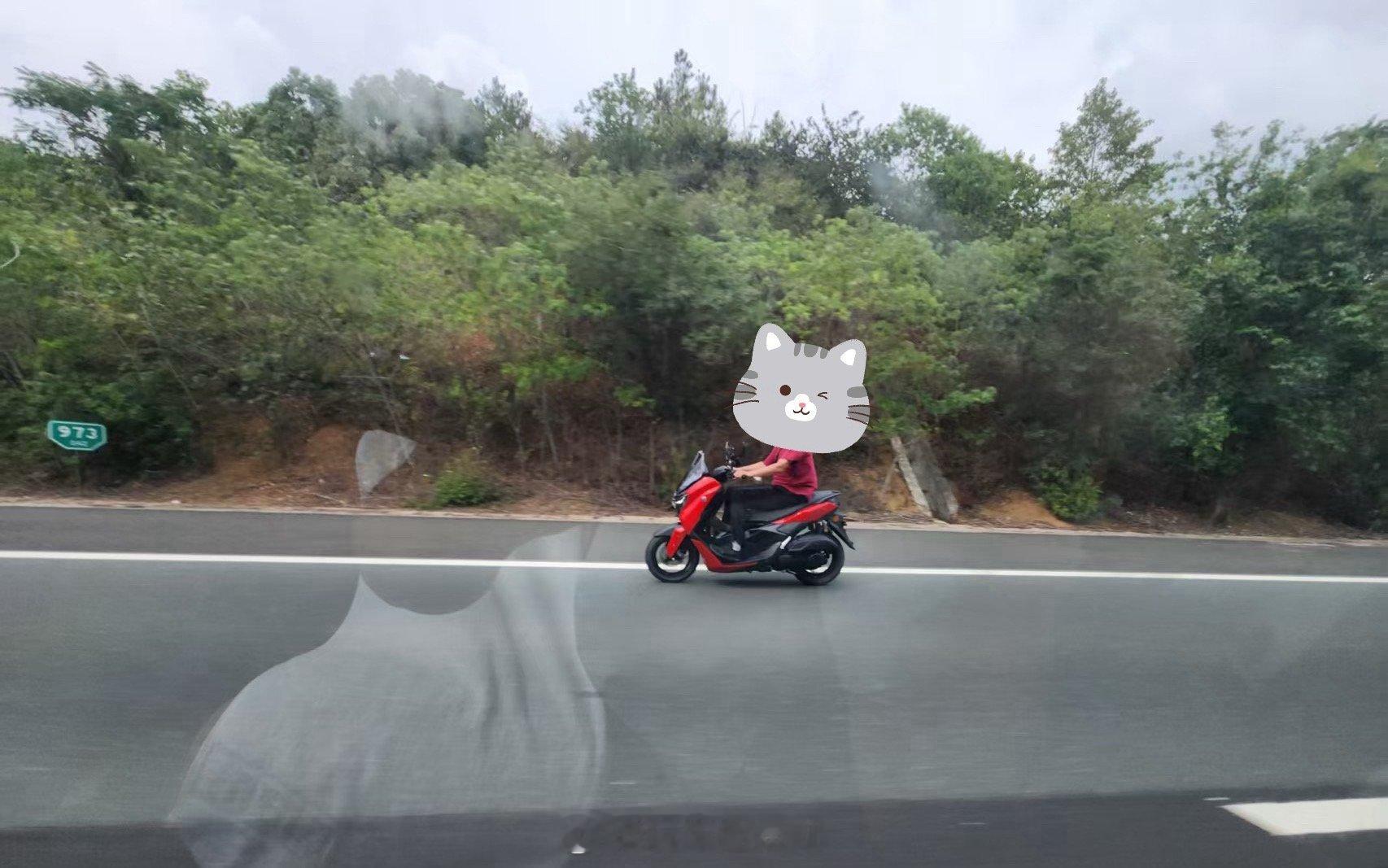 这在高速上，他这？[挖鼻] ​​​