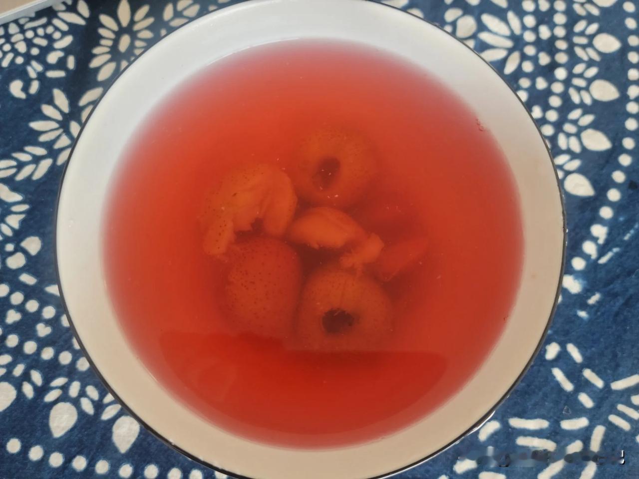 昨天儿子我俩聊天。我问他那个和他租住一个小区的同学，本科毕业是考研还是留学？儿子