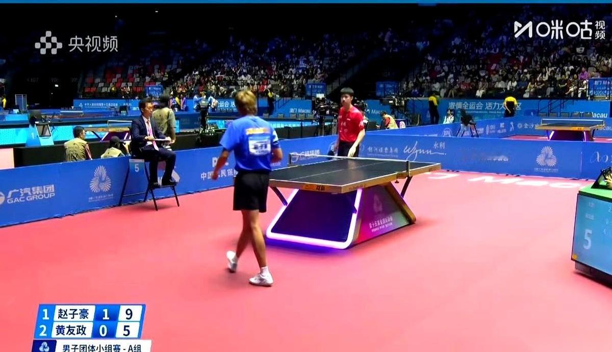 上一秒刚被王楚钦剃了个0-3的光头，下一秒就背着整个上海队的命，又站回了场上。