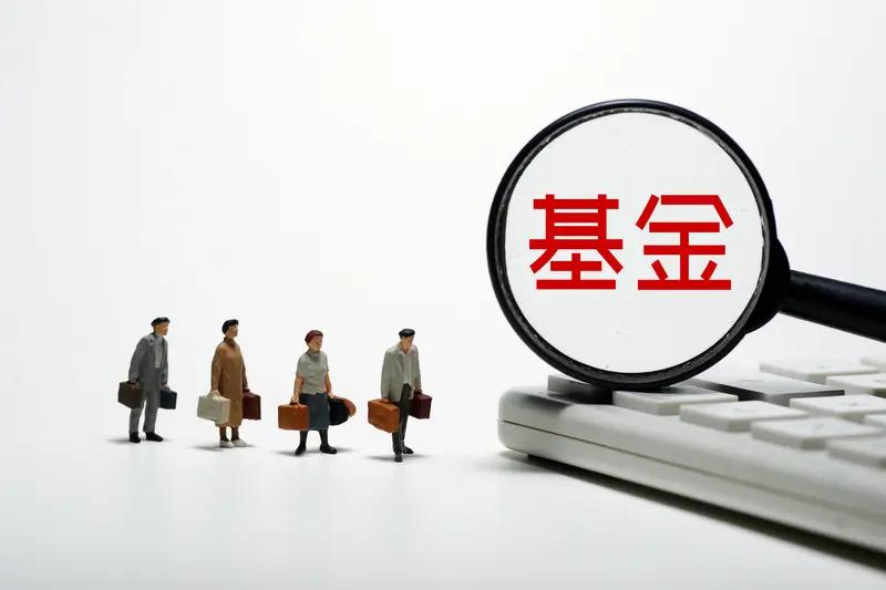 三大基金经理调仓一事，不容小觑。基金经理宛如船长，调仓恰似调整航向，直接关乎众多