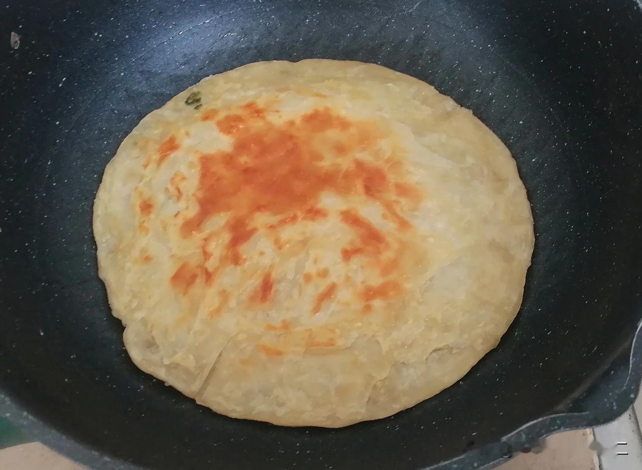 烙饼里的诗意
 
在厨房的小小天地间，
一张烙饼，朴素而平凡。
它仰卧在盘中，安