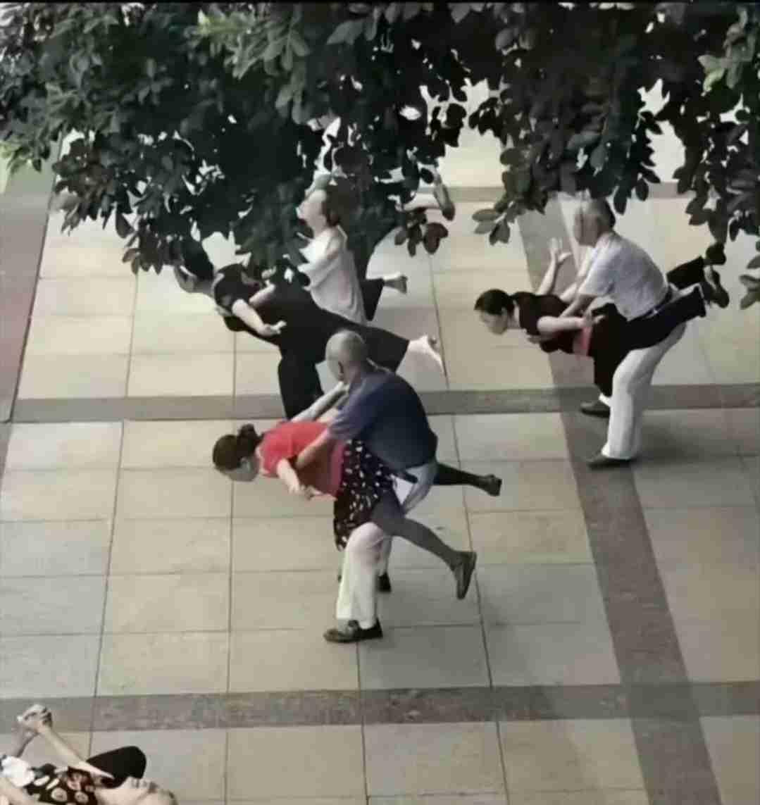 我的今日状态：😁轻松愉快
我这里的天气：☀️晴天
大爷比一般年轻人的腰力都要好