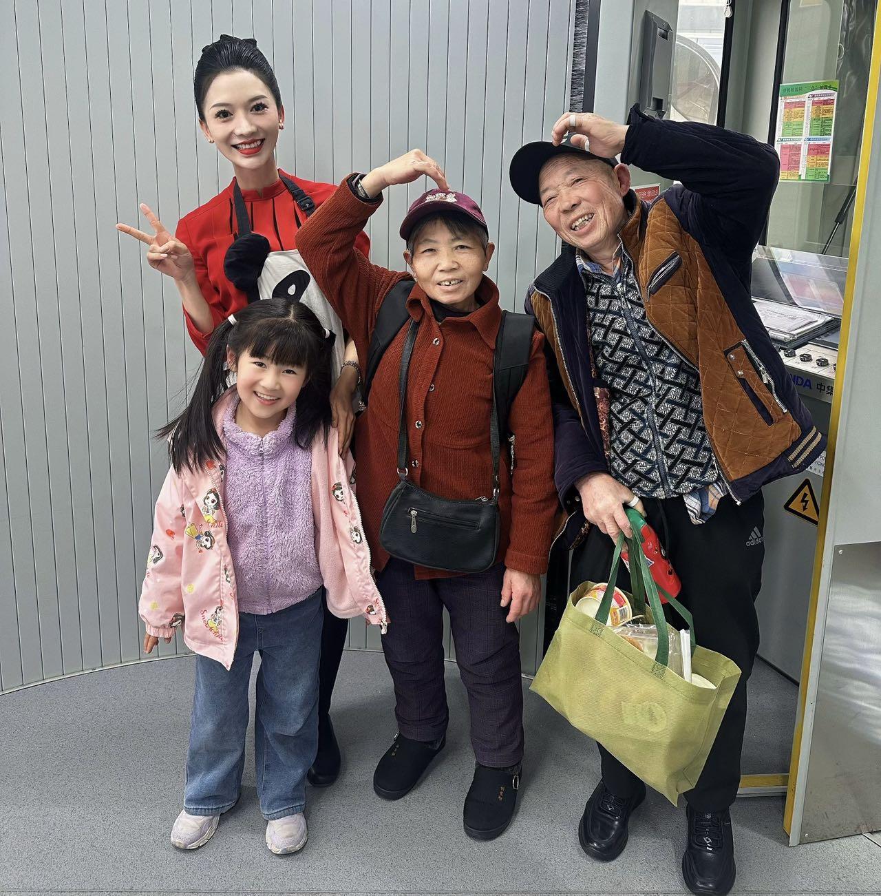 首次乘坐飞机的爷爷奶奶带着小孙女踏上了探亲旅程，一路上兴奋又紧张。川航乘务组的贴