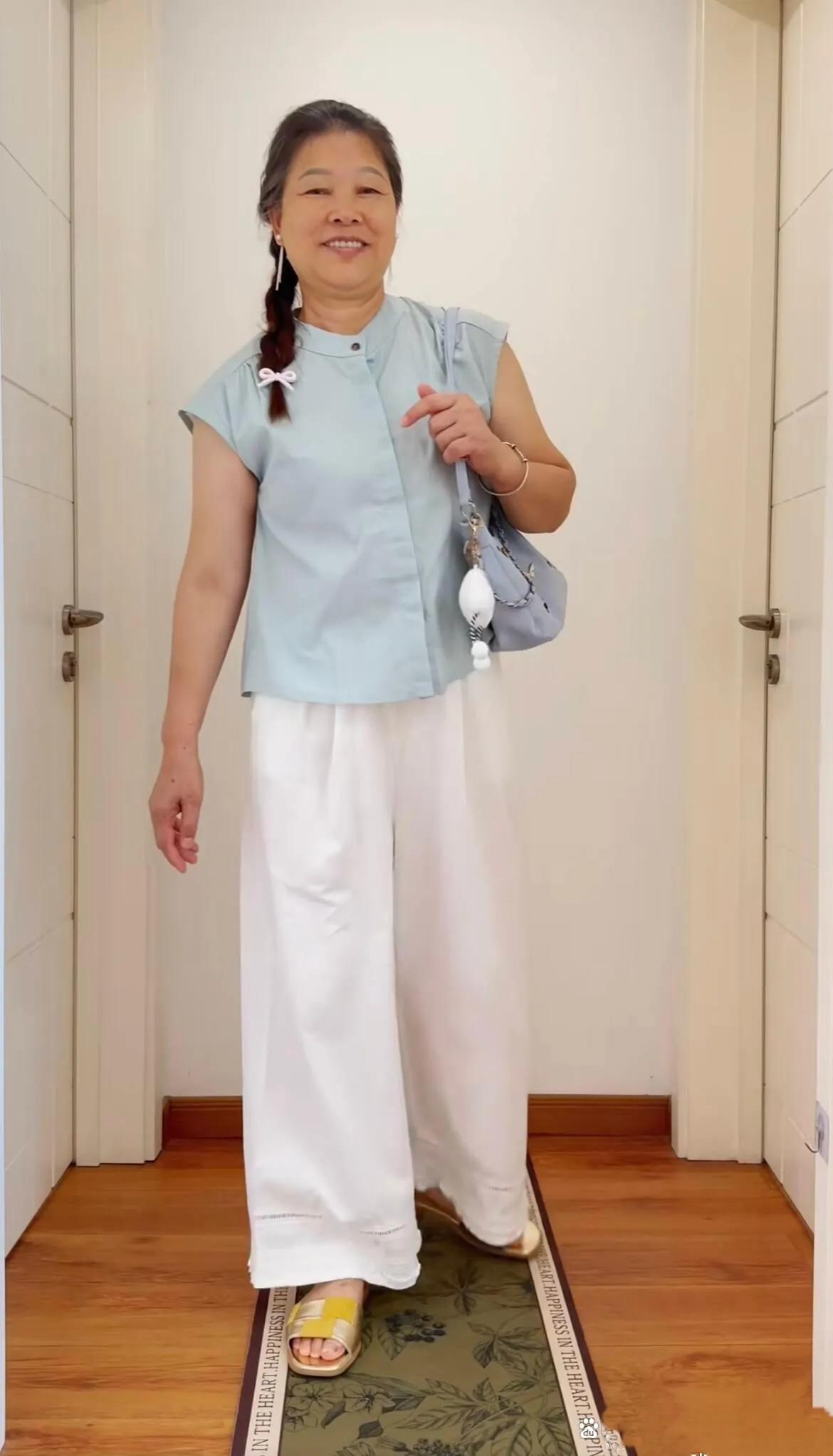 60+奶奶逆生长！快70岁穿成18岁少女模样爆火，笑容超治愈！她坦言年轻时未好好