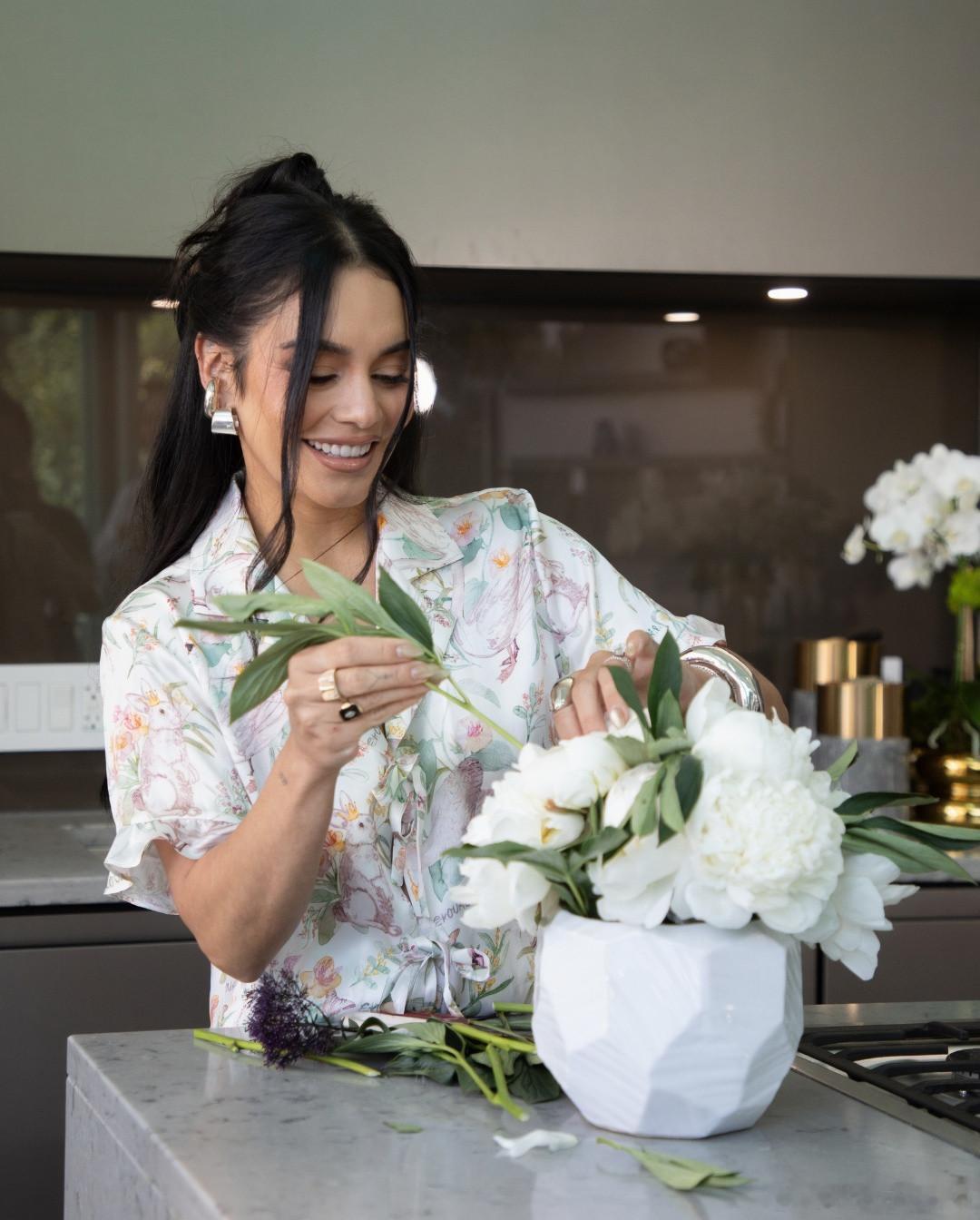 vaenssa hudgens凡妮莎哈金斯为内衣品牌EKOUAER拍摄广告宣传照