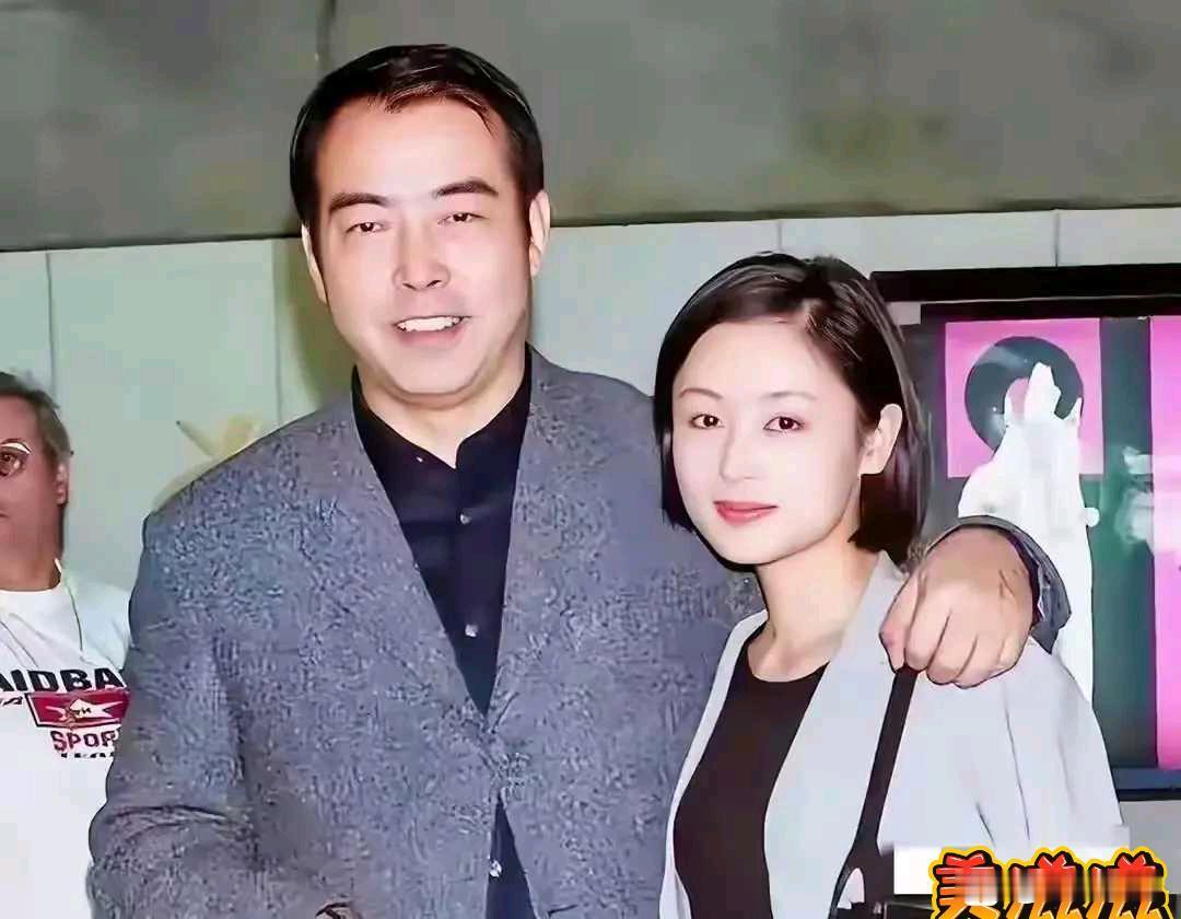这是陈红与陈凯歌在美国登记结婚时的一张老照片 ，时光太快了 