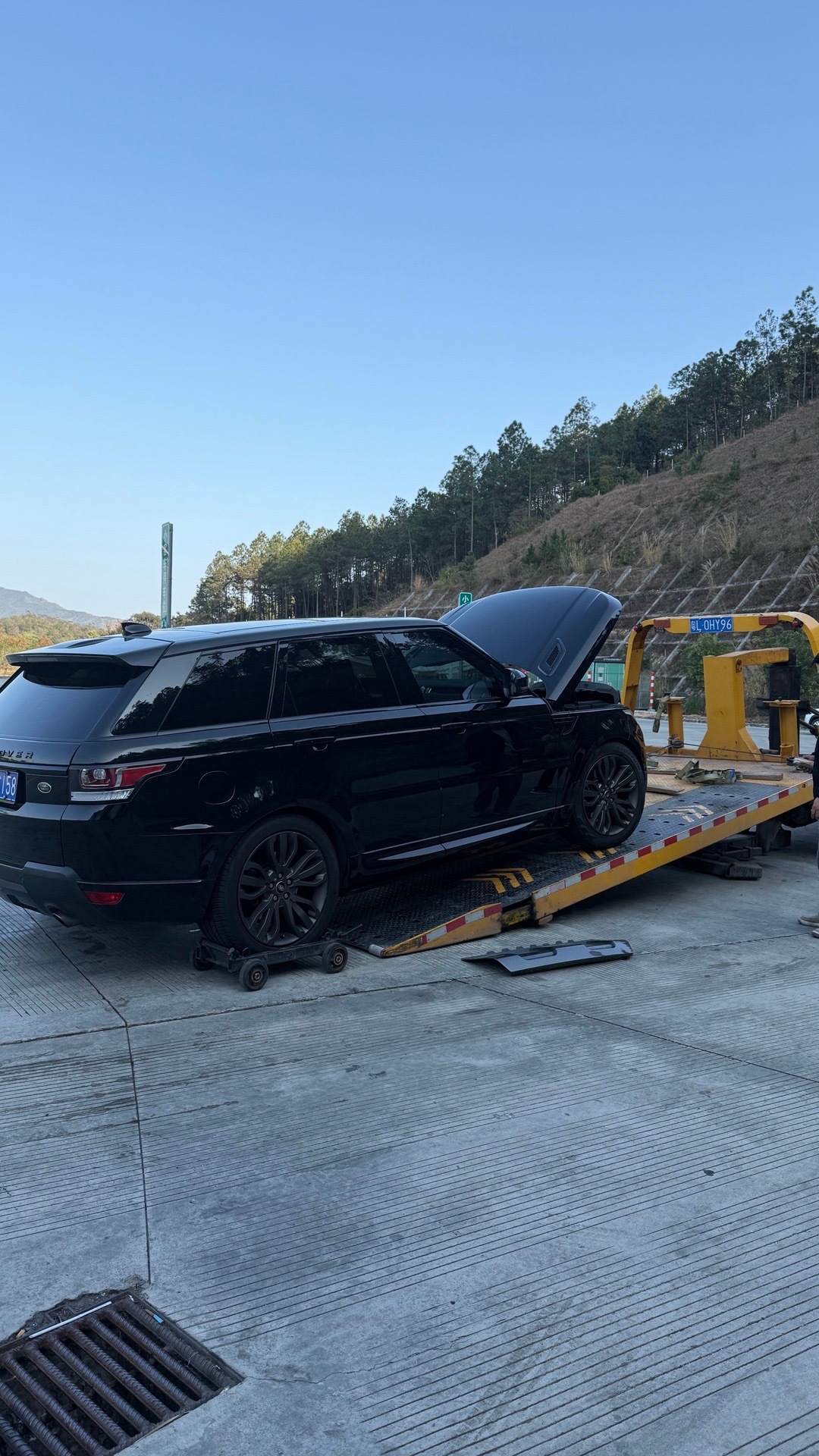 兴致冲冲开车回老家，结果路上水箱爆了[泪]直接冒烟吓🐭，我抓起肉松就是下车[泪