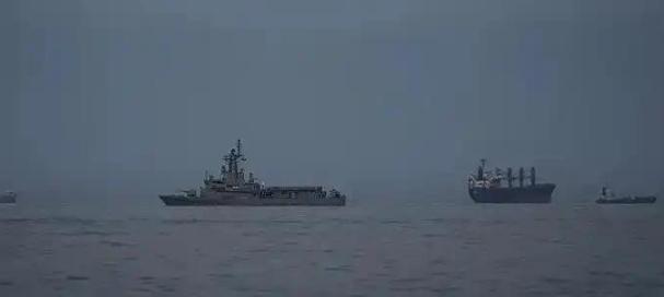 两国出兵挑衅，伊朗忍无可忍，派兵连夜夺船，过路费谁都不能少！ 

最近霍尔木兹海