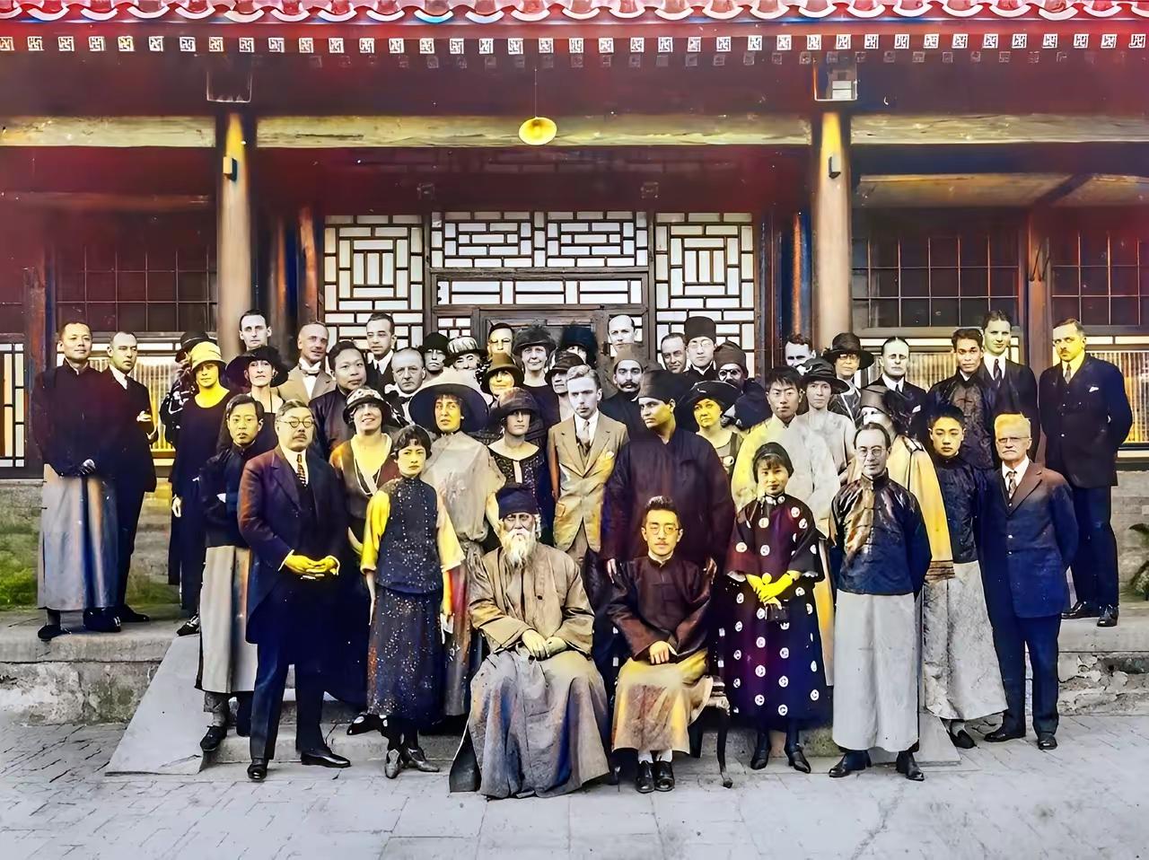 王铎：泰戈尔与胡适、林徽因、庄士墩、徐志摩等
这是印度大诗人泰戈尔访华时，在北京