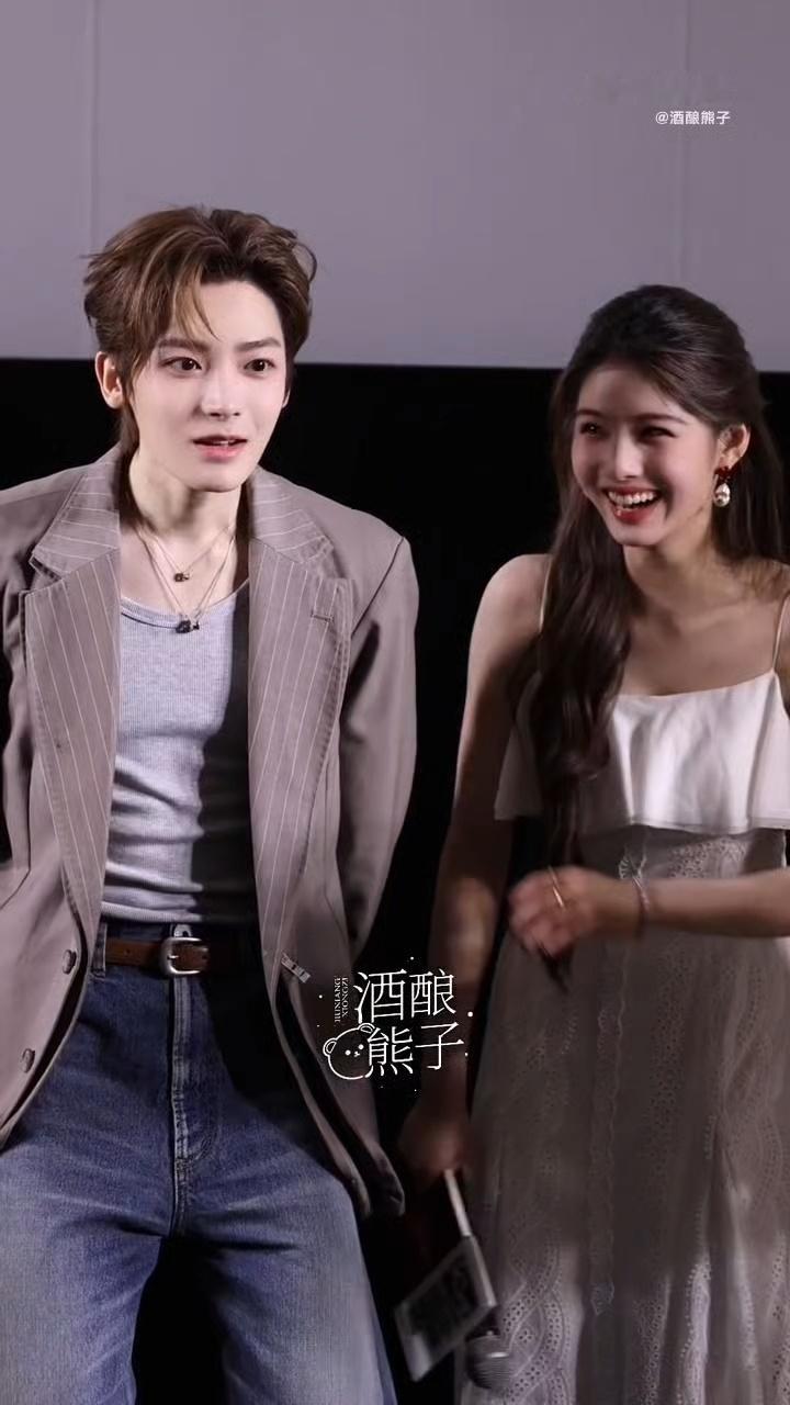 导演怀疑侯明昊艾米动了真情侯明昊与艾米凭借专业能力演绎出饱满故事感，花絮调侃只是