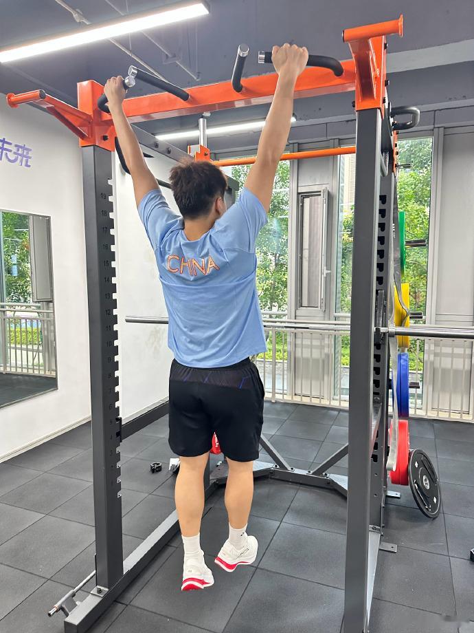 #梁伟铿晒照备战亚运会# 晒健身房实拍记录：备战亚运进行时，大家都斗志满满，势在