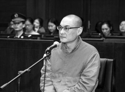 “我的孩子！”2013年，一男子醉酒后竟然因为婴儿车挡道，就抓起其中的女婴摔到了