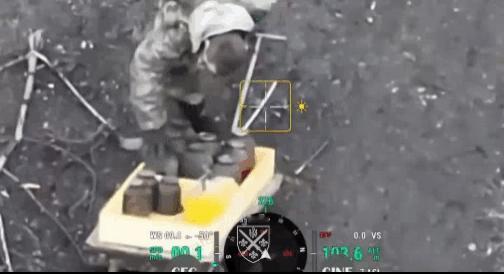 1名俄军士兵在埋设地雷时，不慎引爆了地雷，壮烈被“去军事化”。