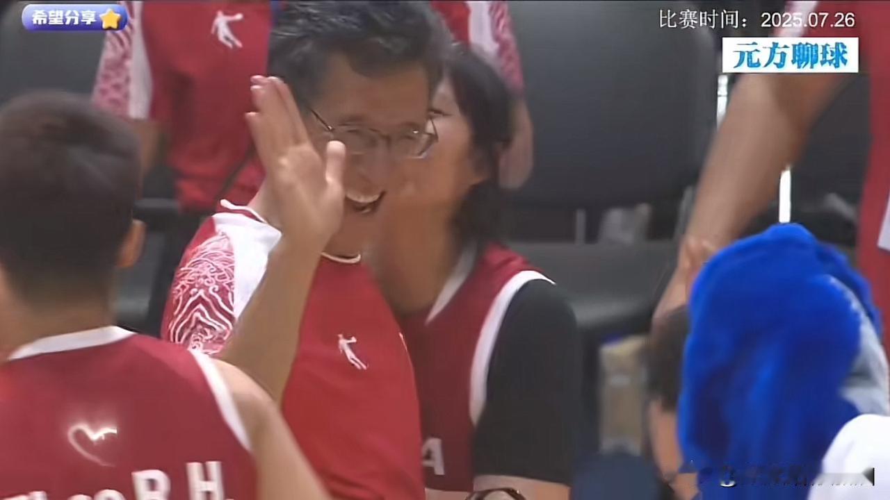 夺冠后的李笋南教练：笑得像个孩子！

谁能想到，不被人看好的这帮孩子能登顶成功！