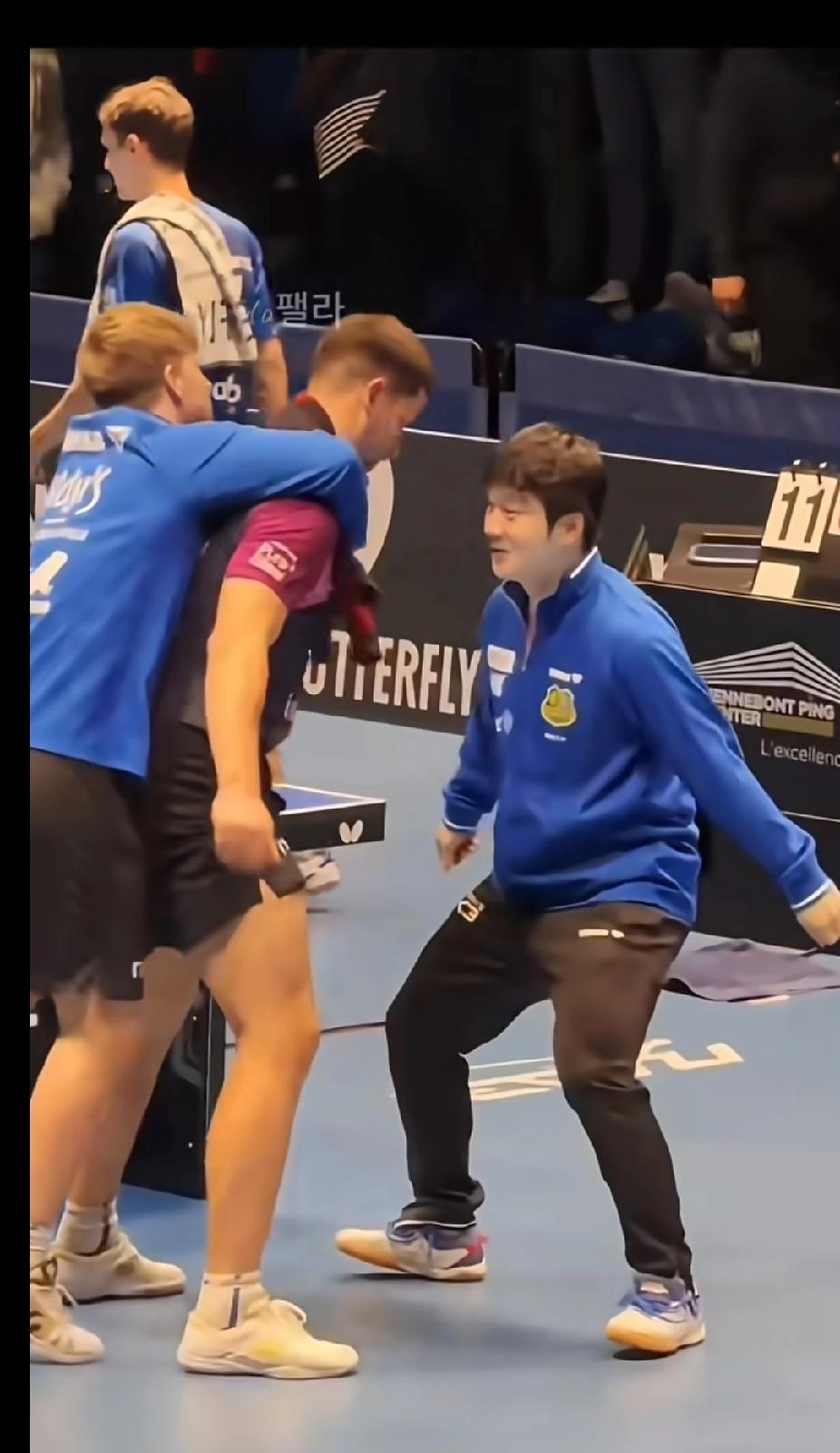 樊振东德甲赛场嗨翻！赢球后的庆祝动作萌化了
 
樊振东在德甲赛场上又贡献名场面了