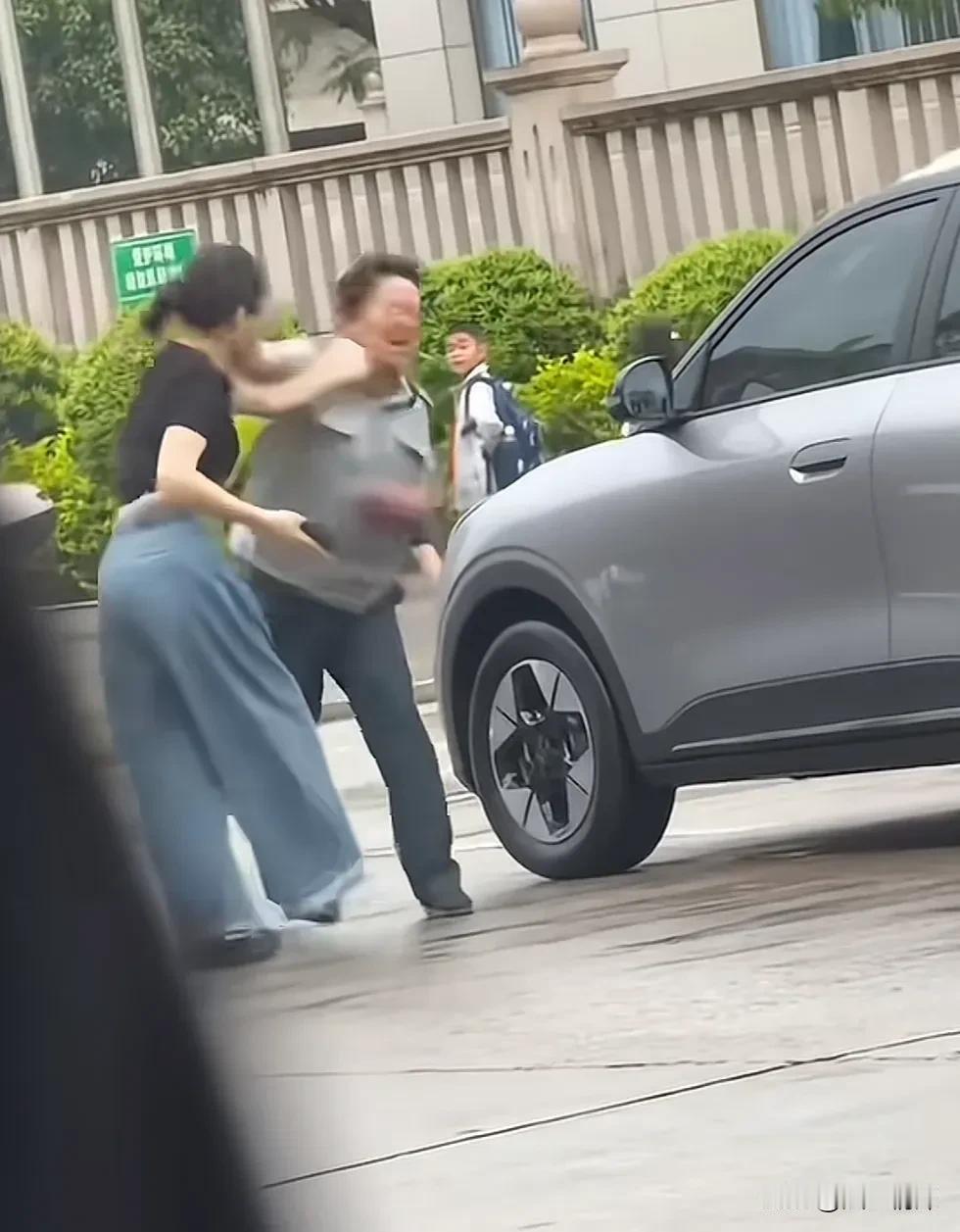 看了女司机踹保安一脚的视频，心情就像过山车。

一开始看到女司机去踢男保安，感觉