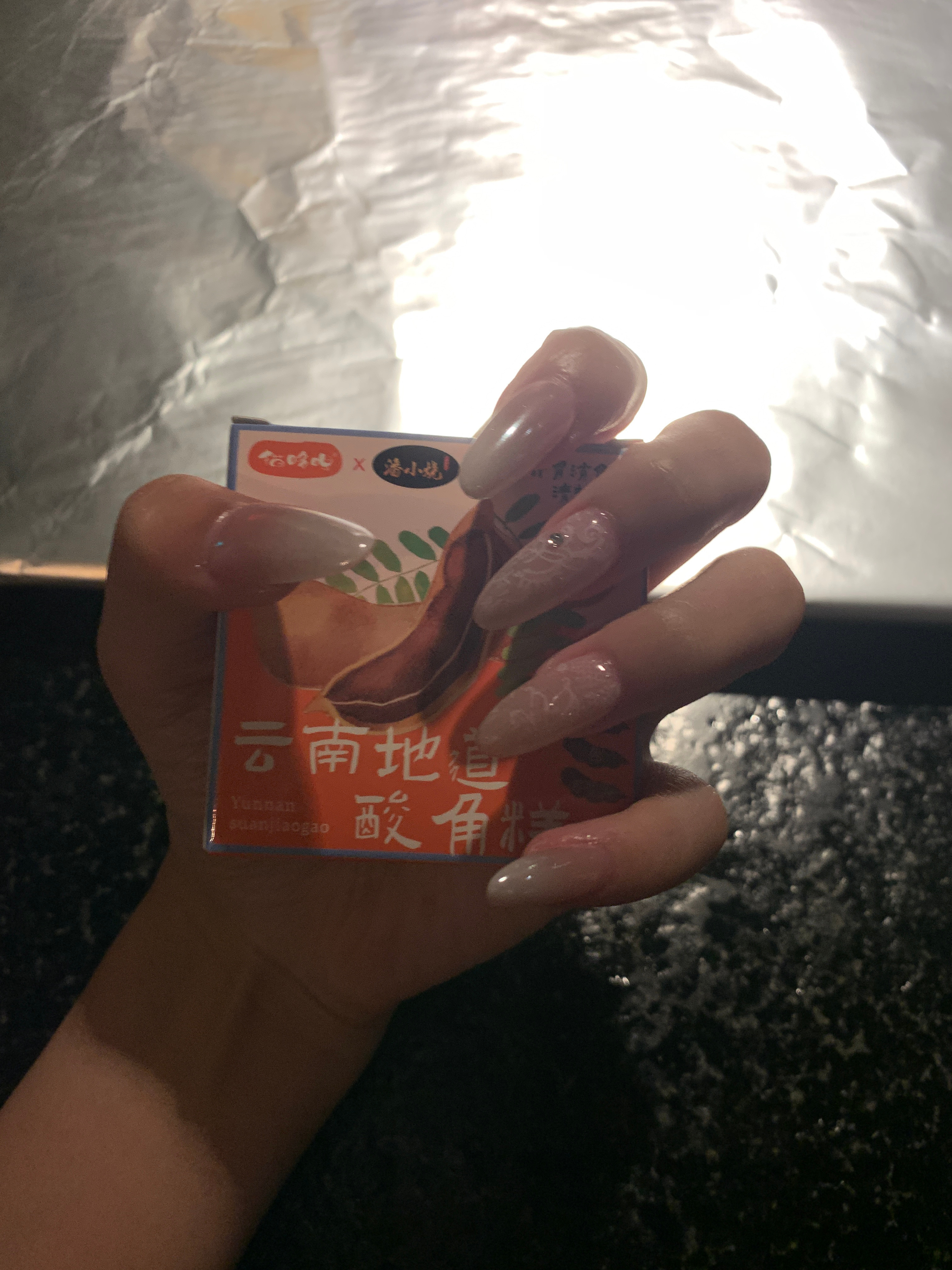 终于做上了白蕾美甲每天5点睡 我的法令纹好重 