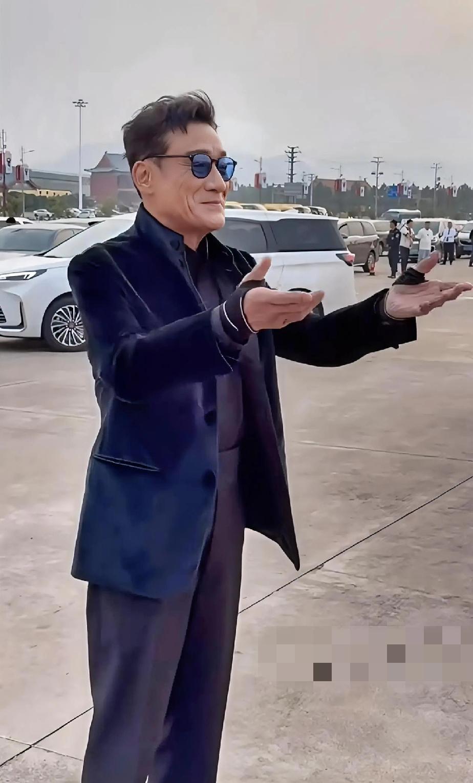 张家辉，
中国的皮尔斯布鲁斯南！
论越老越有魅力的男演员，
只有他一个！