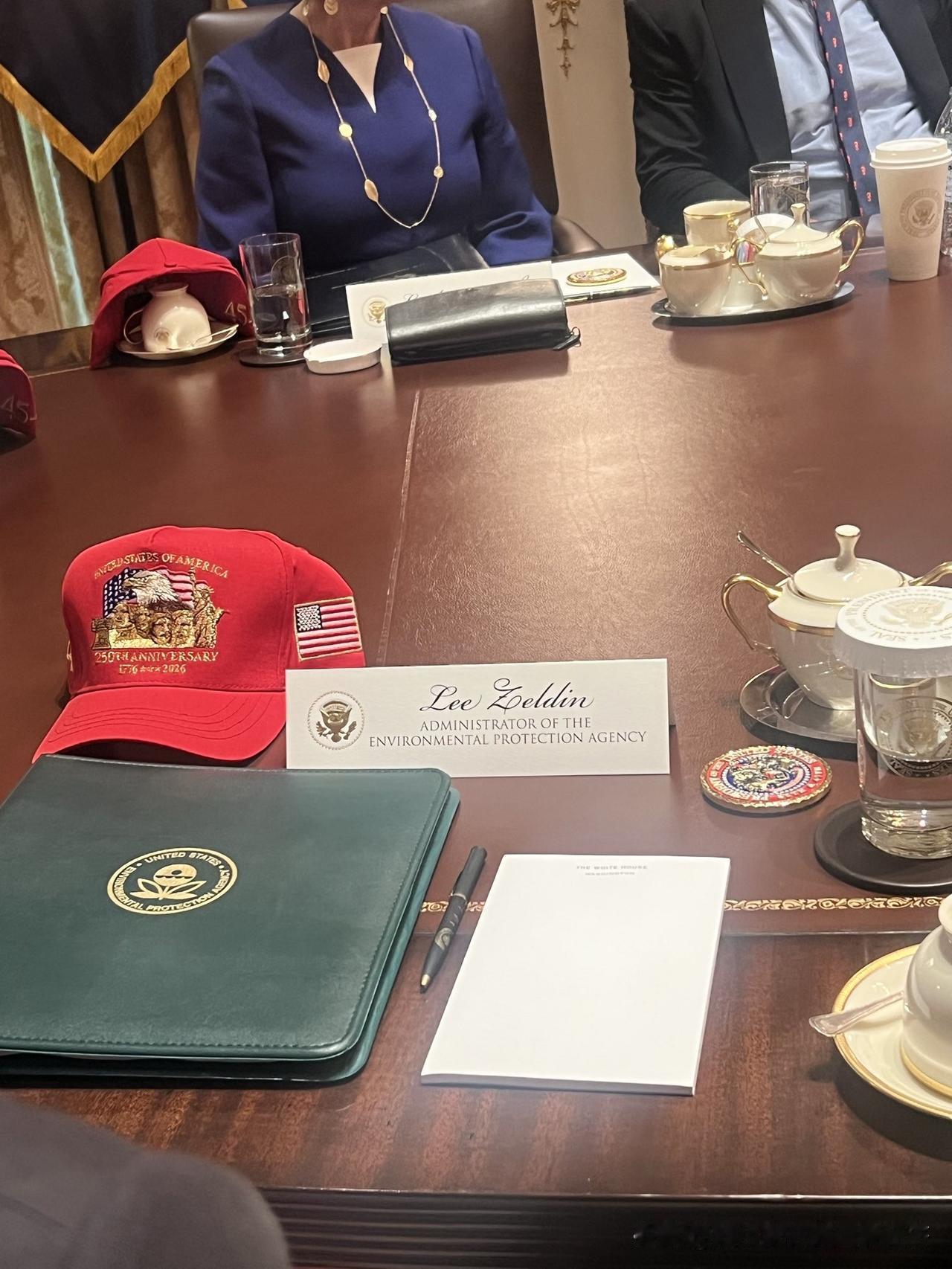 5月27日，美国白宫，特朗普总统启动第12次内阁会议。在会议开始之前，每位内阁成