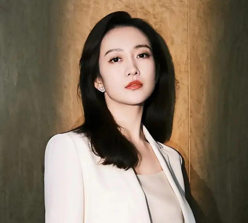 汪曼春拔指甲那场戏，真把胡歌粉丝吓哭了。
 
镜头里她捏着钳子，眼神像冰锥往下扎