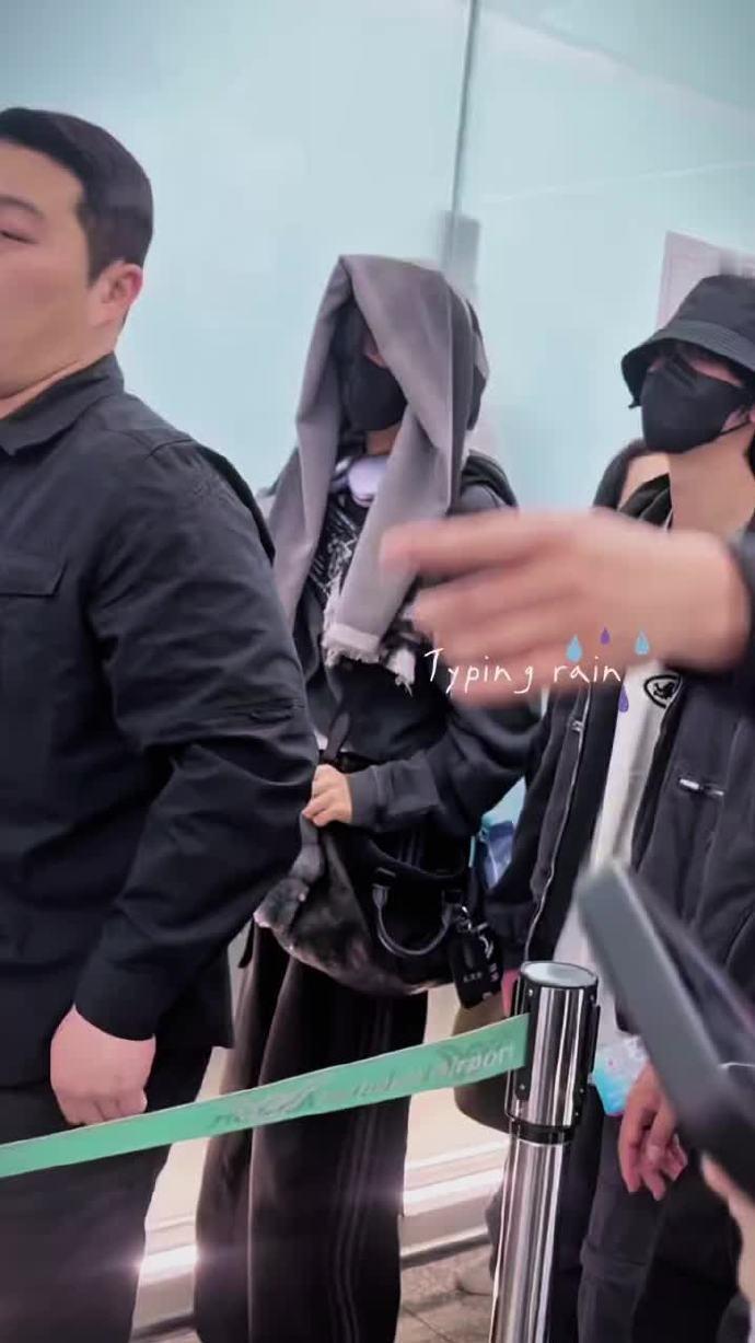 陈奕恒韩国出发回国 陈奕恒头顶衣服潮男味 陈奕恒韩国出发回国，陈奕恒头顶衣服潮男