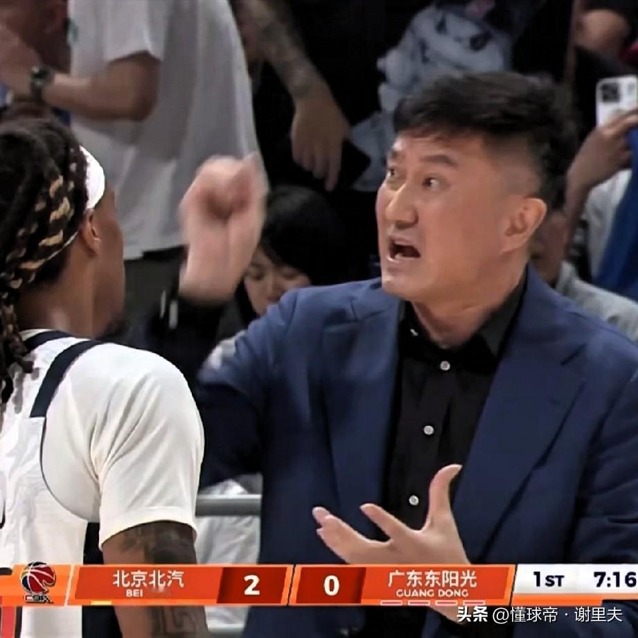 赵睿突然受伤，成为北京逆转比赛的转折点，胡明轩心存愧疚，两次来场边探望赵睿的伤情