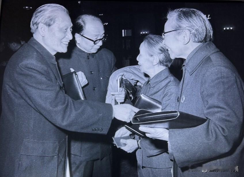 1978年2月25日，中国人民政治协商会议第五届全国委员会第一次会议在北京举行。