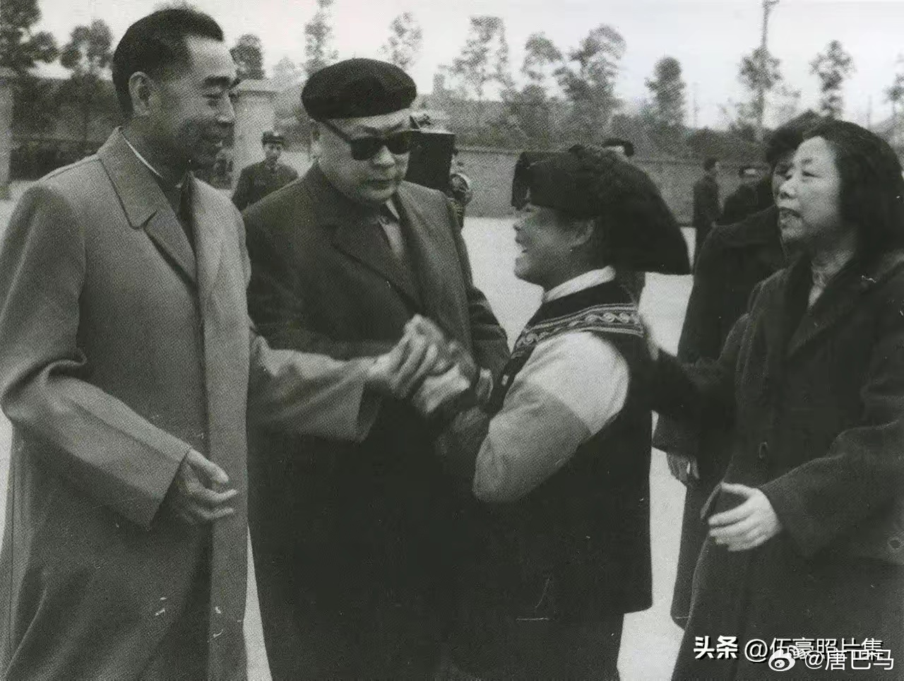 1964年3月8日，周恩来、陈毅、邓颖超接见彝族女干部达吉。当时，周恩来总理与陈